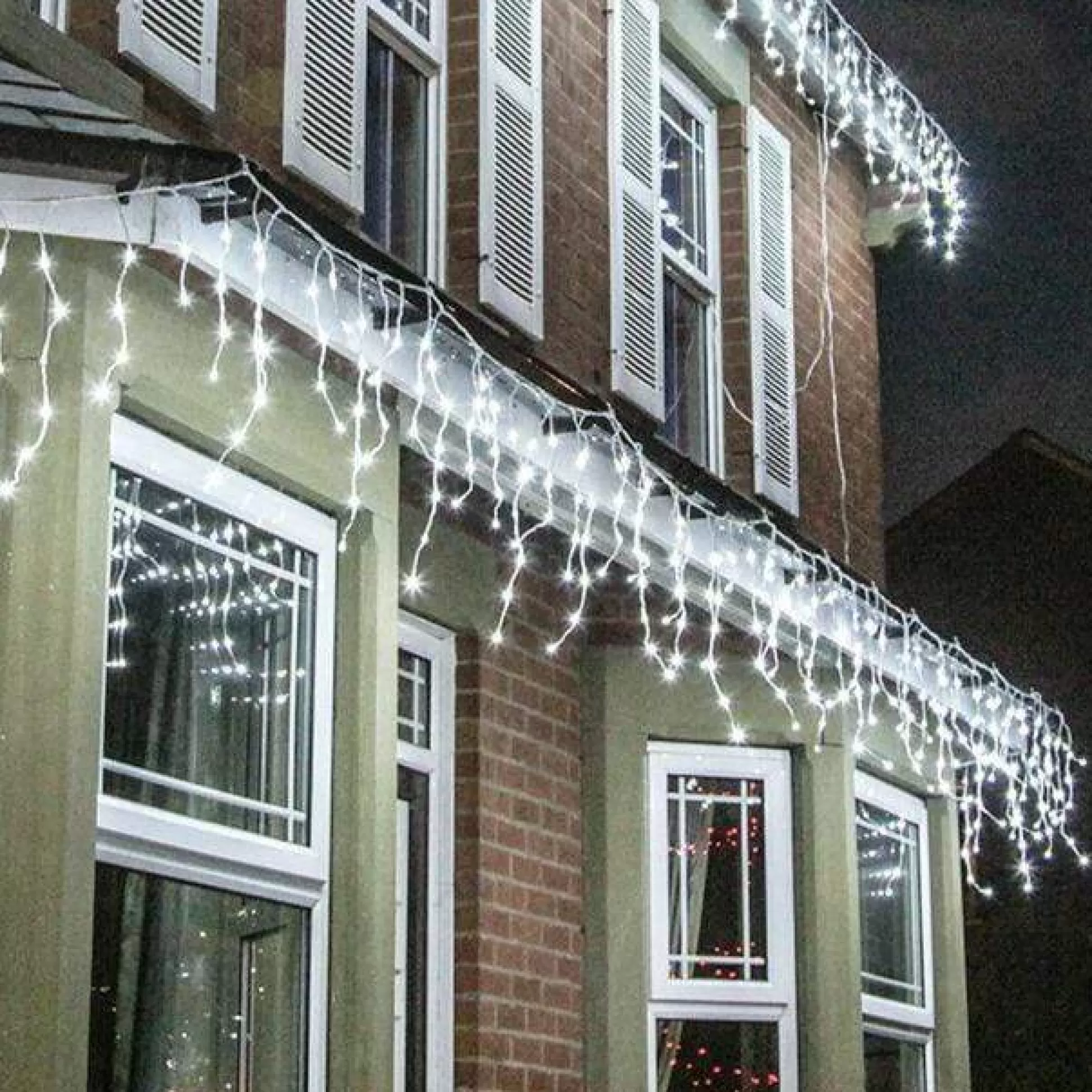 Icicle Lights>Christmas World Flashing Icicles White Tub (9.9M)