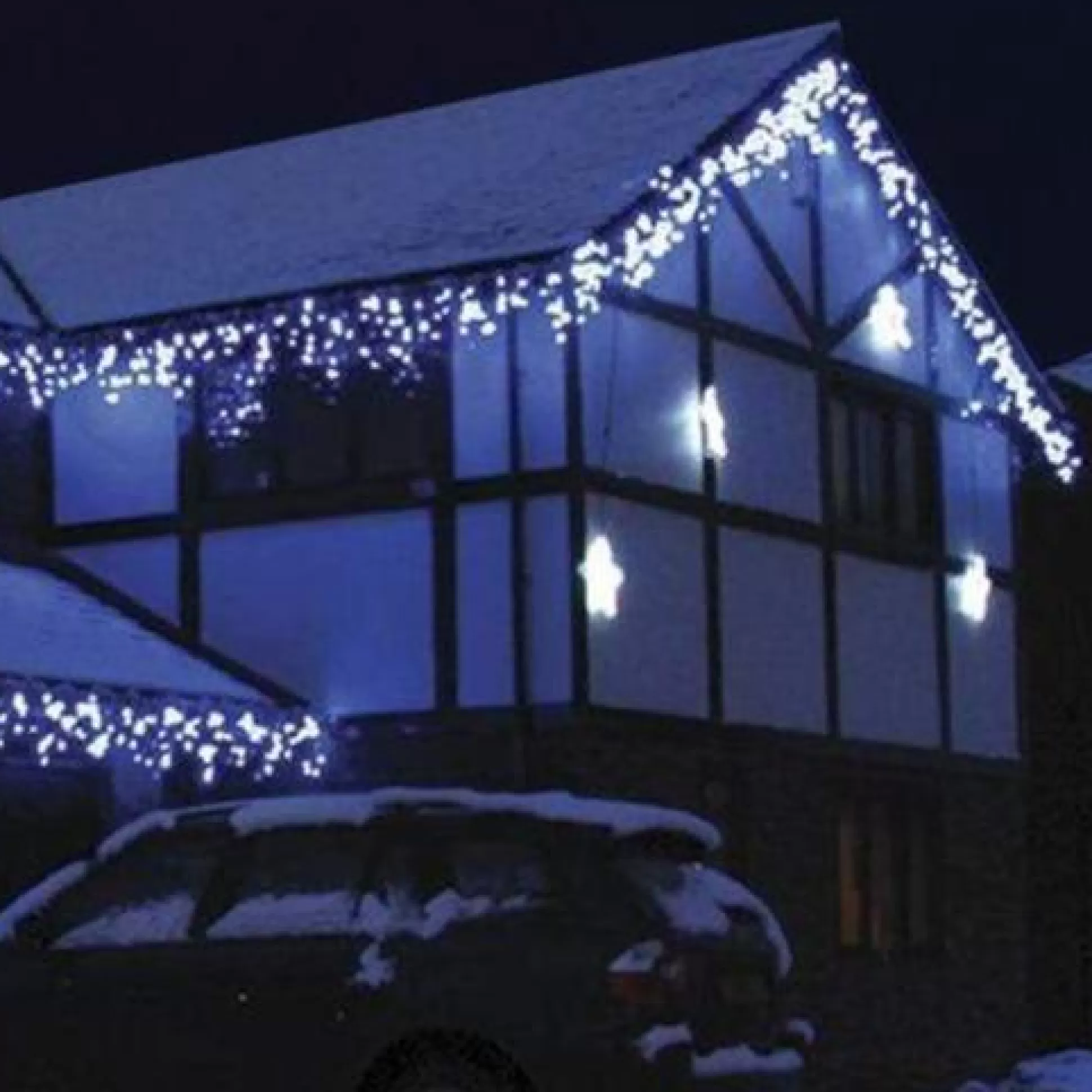 Icicle Lights>Christmas World Flashing Icicles White Tub (9.9M)